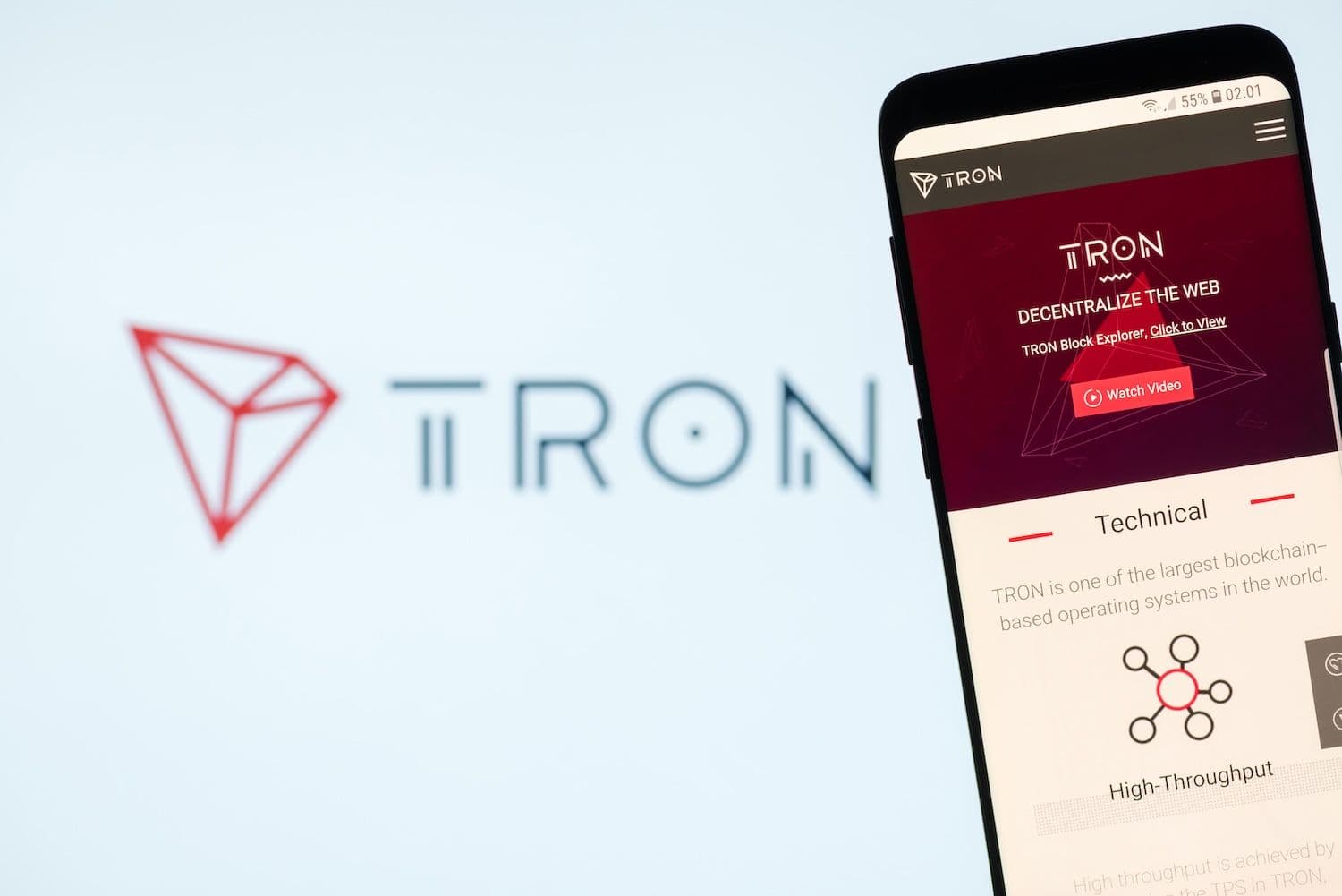 L'analista prevede che TRON possa triplicare il suo valore a causa della forte correlazione con il mercato di Bitcoin
