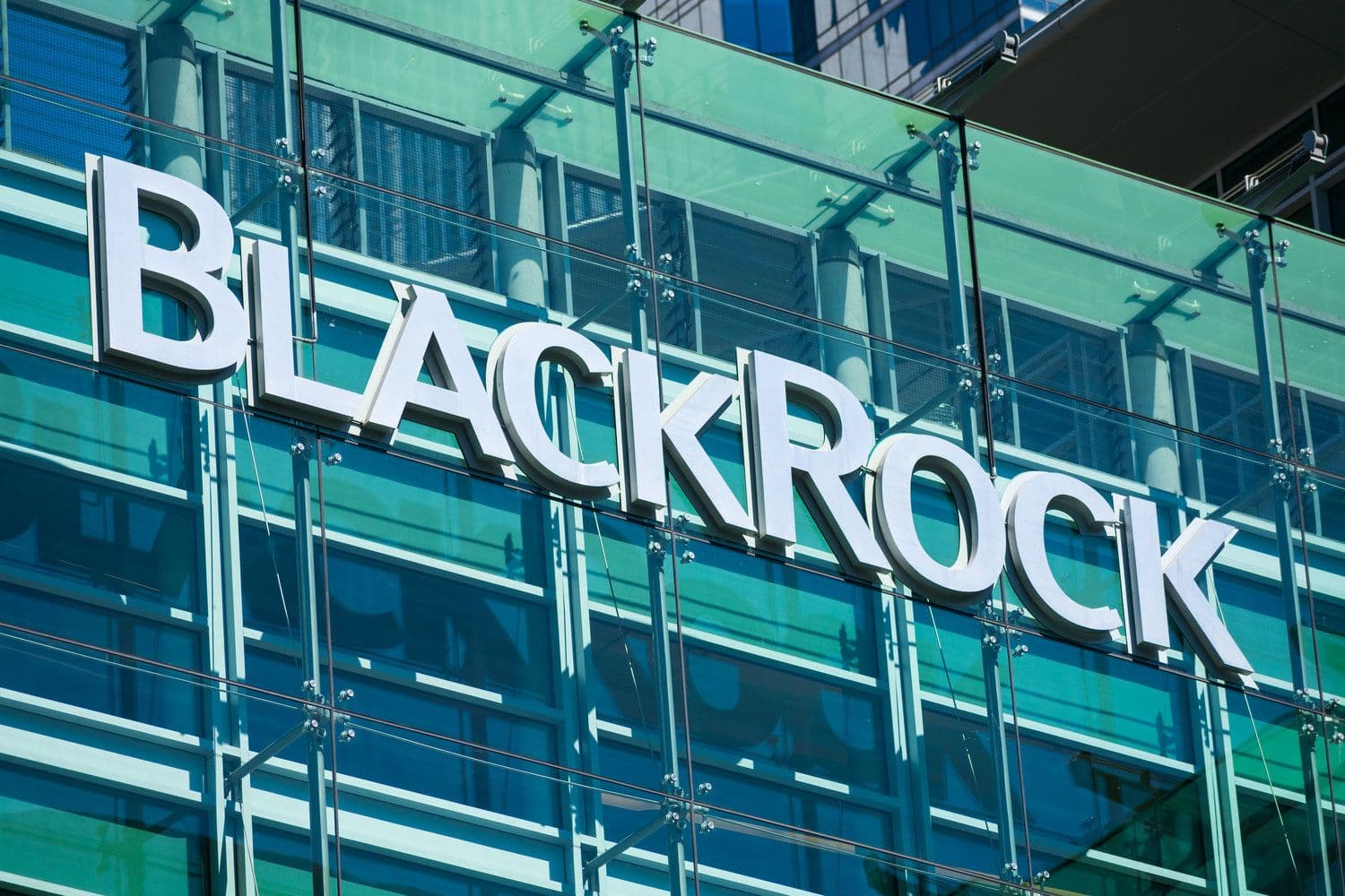 บิทคอยน์ ETF ของ BlackRock ขยายสตรีมเงินทุนเข้าติดต่อกัน 16 วันขณะ  ที่ BTC พุ่งเกิน $97,000

