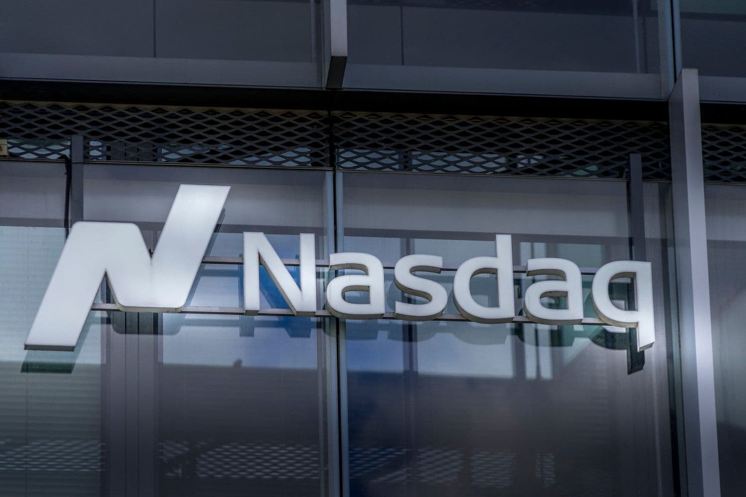 Nasdaq ยื่นขออนุมัติ 21Shares Dogecoin ETF ต่อ SEC ขณะที่การตัดสินใจเกี่ยวกับ Bitwise ถูกเลื่อนไป
