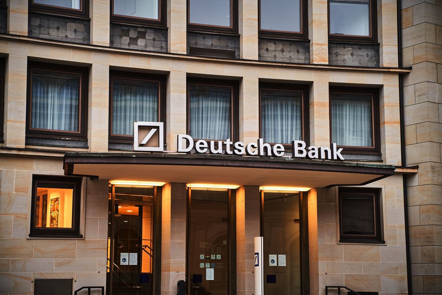 Deutsche Bank prevê queda do dólar, vê EUR/USD em 1.30 até o final da década
