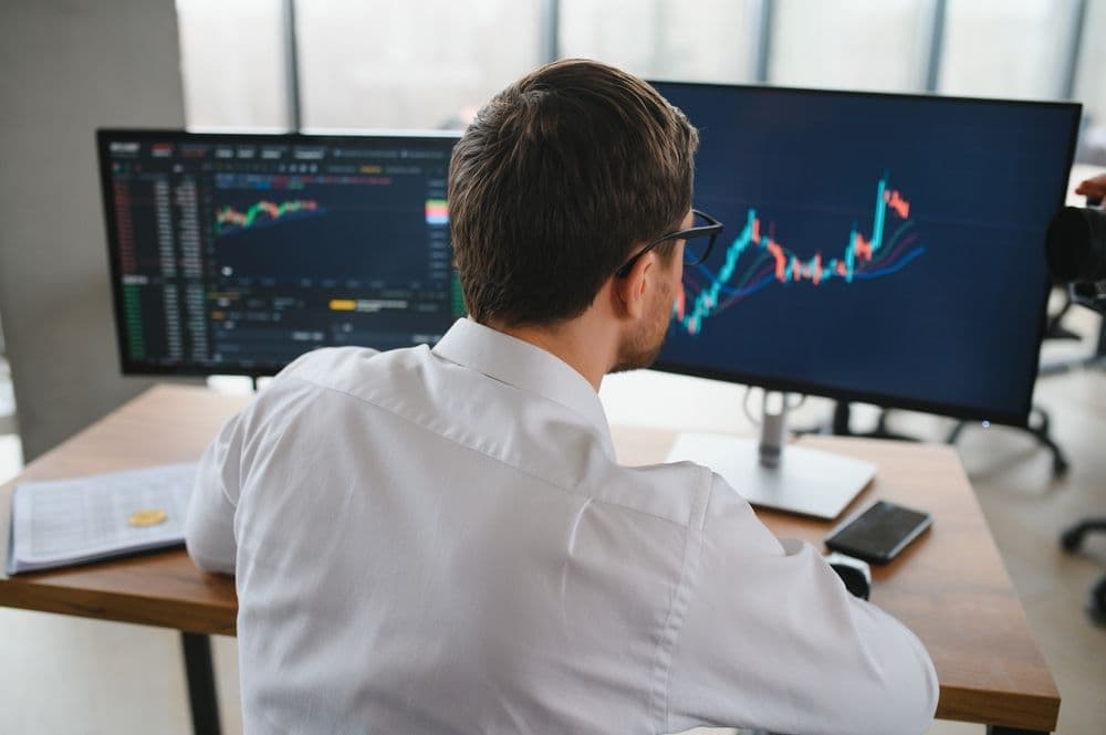 desktop-الحيتان-على-إيثيريوم-تستمر-في-الشراء-بينما-يقدّم-المستثمرون-الصغار-أموالهم-ما-الذي-يقود-هذا-التحول؟