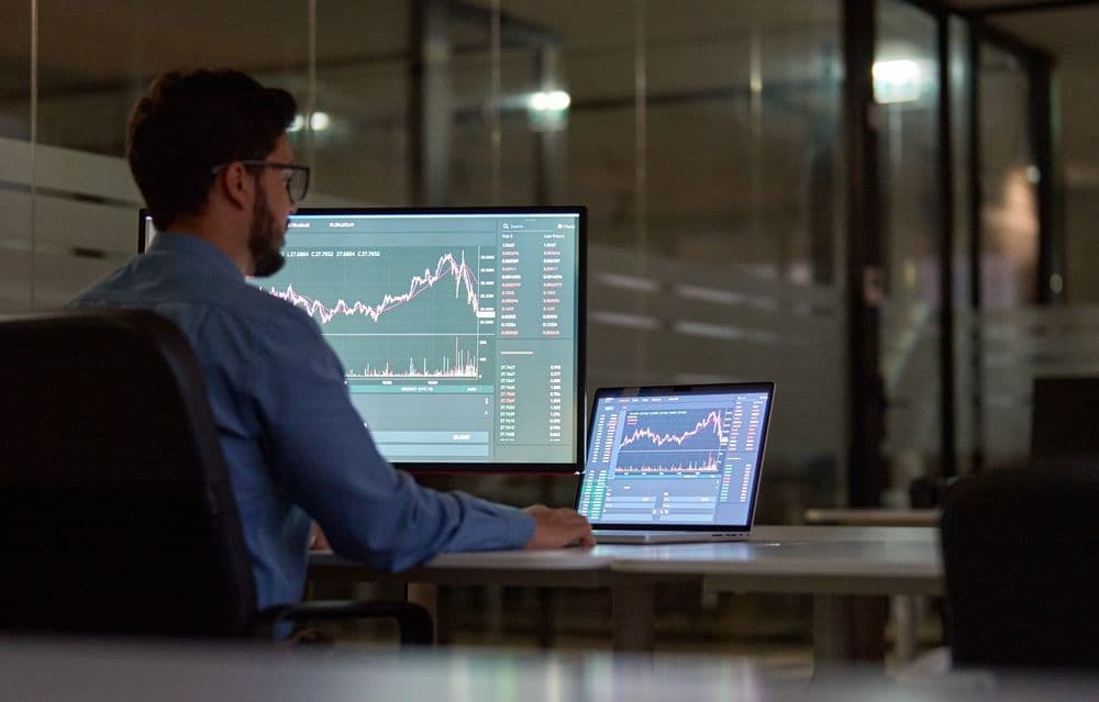 Bitcoin punta a $100K  mentre si distacca da oro e azioni
