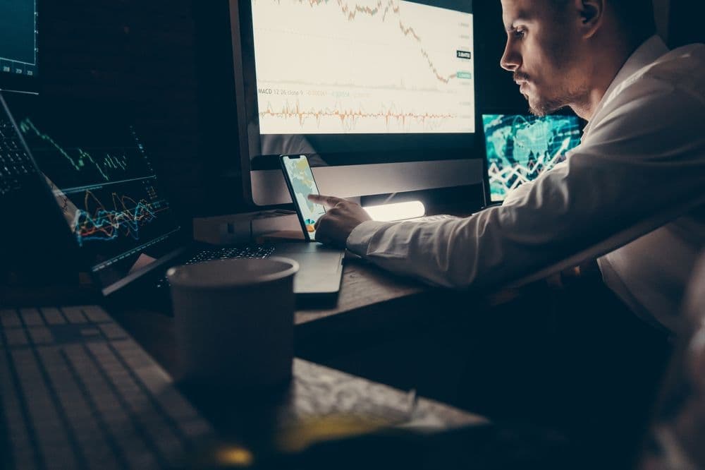 比特币突破2万亿美元：新买家需求强劲，专业人士的动能疲弱
