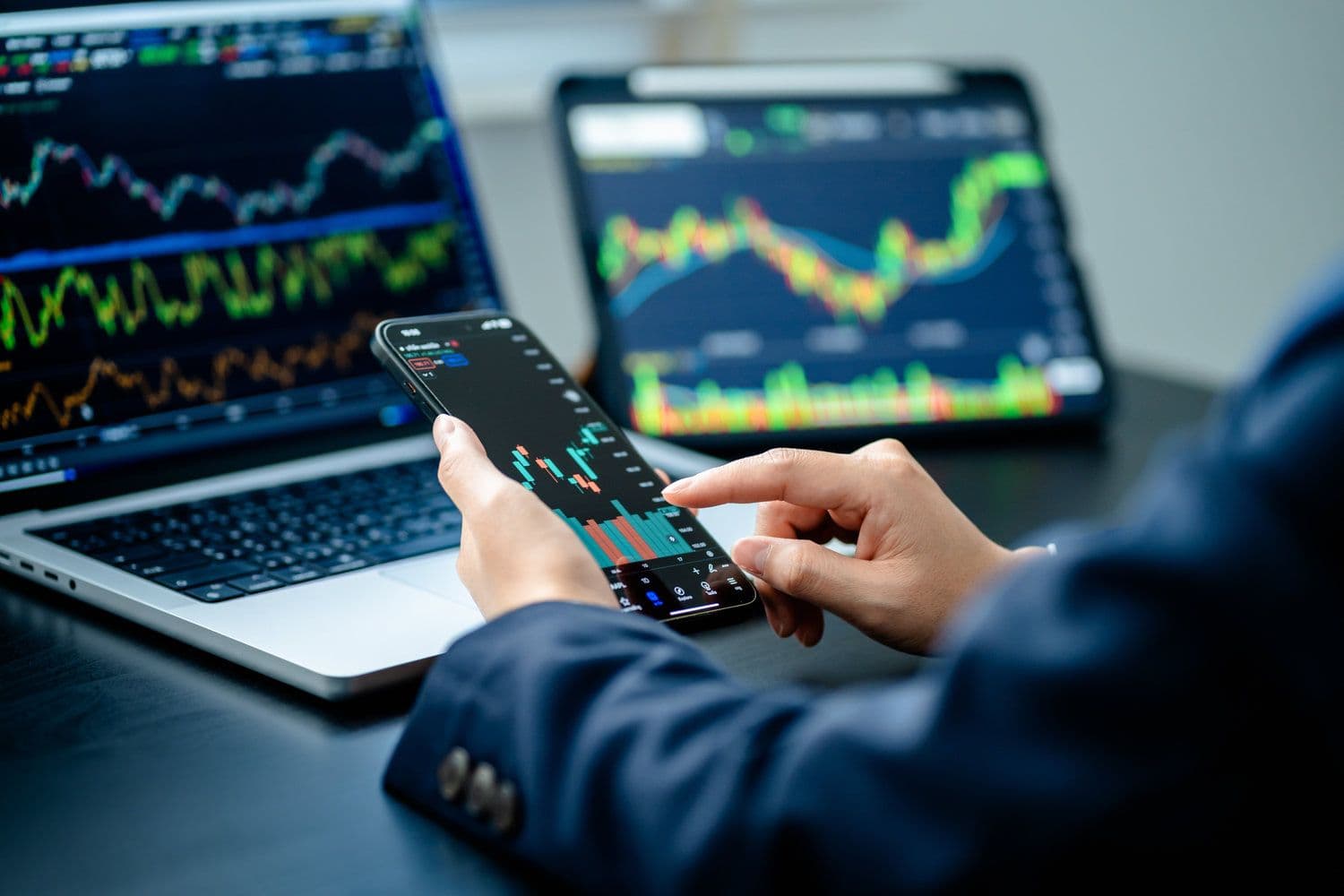 Mentre Bitcoin si avvicina a $100K, Hayes prevede un valore di $1 milione entro il 2028 citando le manovre del Tesoro
