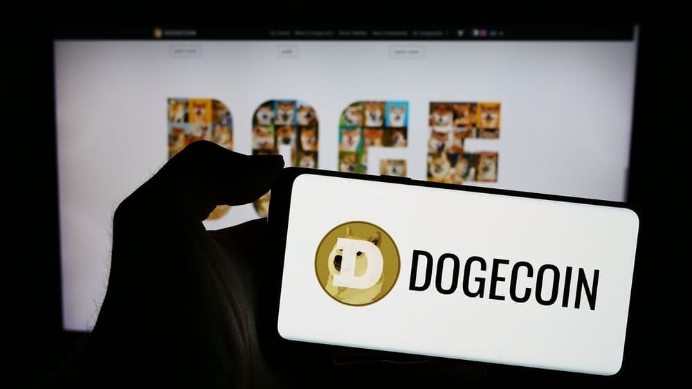Los ballenas de Dogecoin acumulan $130M mientras el precio prepara una ruptura
