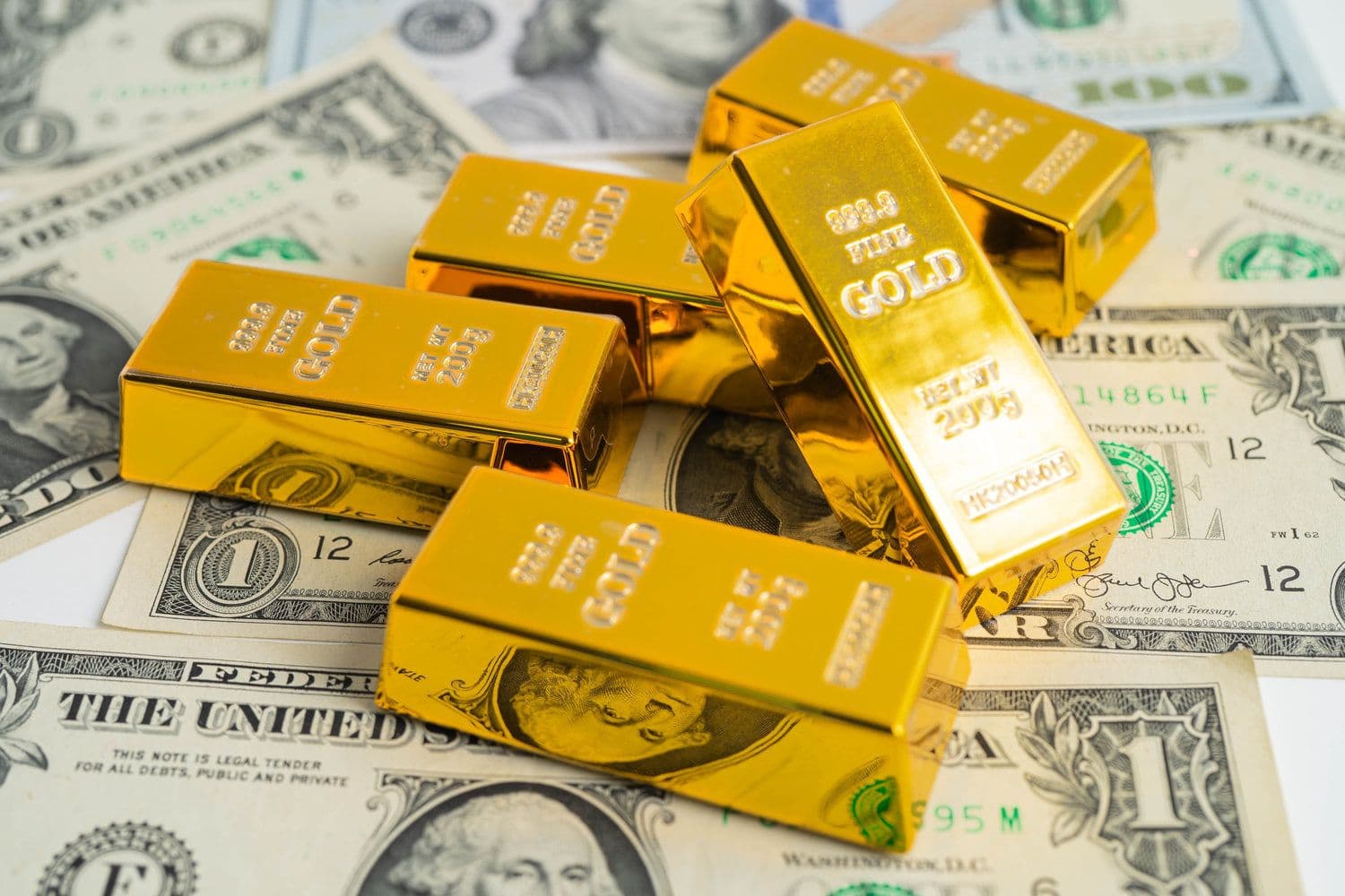 Dollar Index Plunges to 3-Year Low as Gold Reaches All-Time High