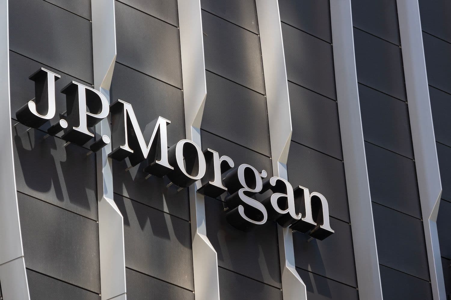 JPMorgan Chase supera estimaciones con $14.9 mil millones en ganancias trimestrales
