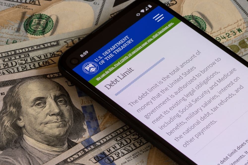 La crisis de deuda de Estados Unidos podría acelerar el ascenso de Bitcoin como moneda de reserva global, advierte el CEO de Coinbase