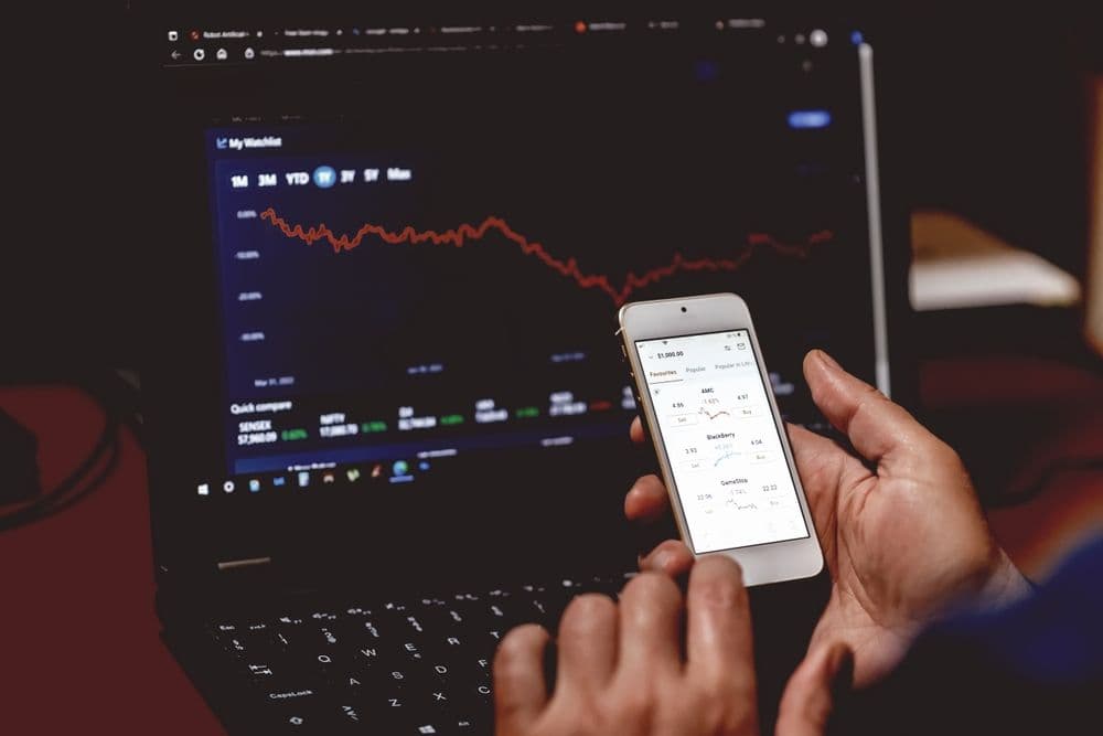 Weakening Dollar, Tariff Worries Fuel $3.4B Crypto Fund Rush