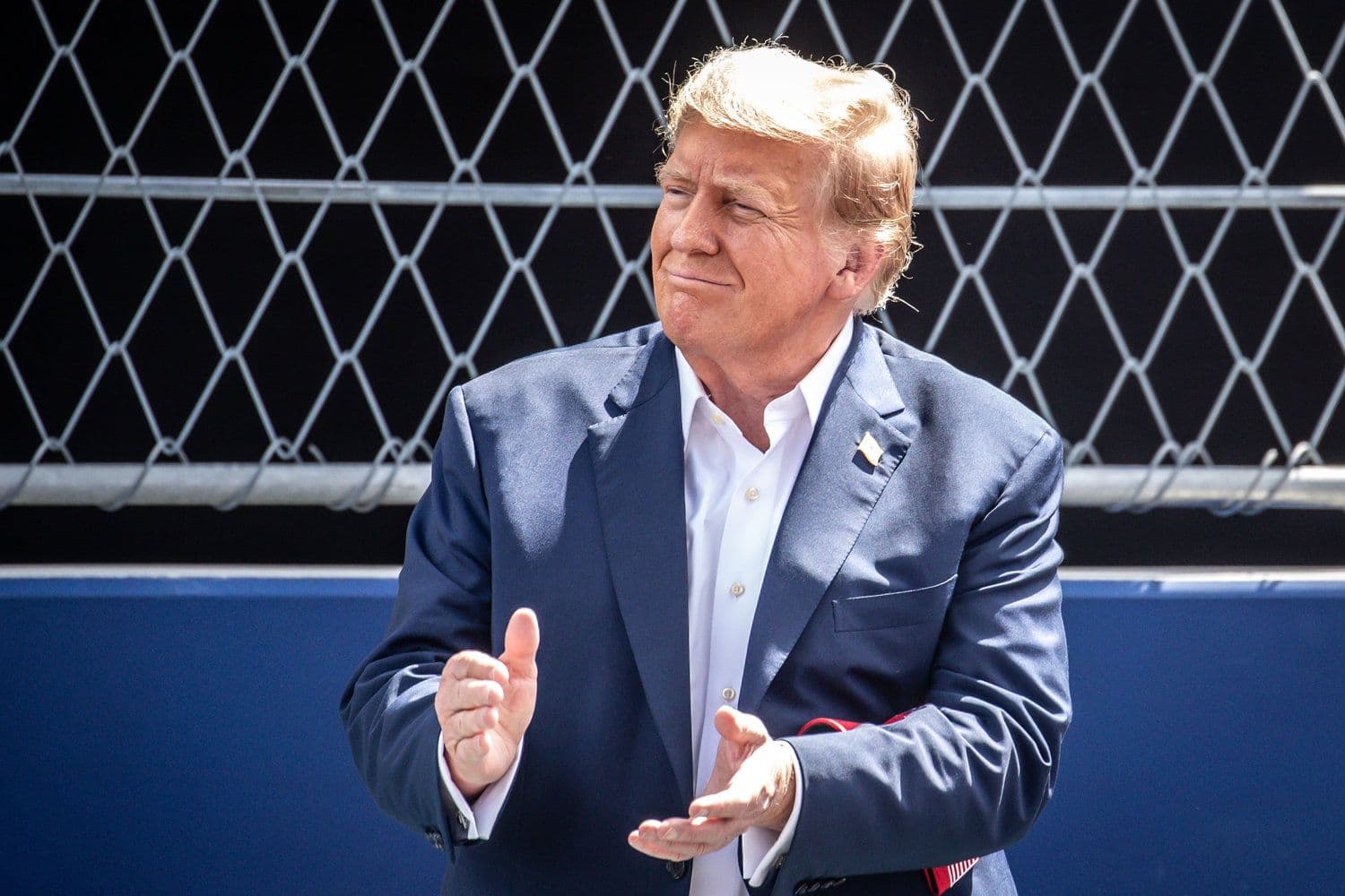 Cảnh báo của Trump về thuế quan 'lớn hơn rất nhiều' làm giảm đà tăng của tiền điện tử khi XRP giảm 2%